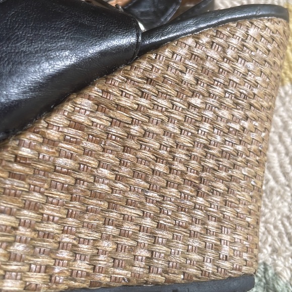 Womens wedge shoe, never worn. - Picture 3 of 9